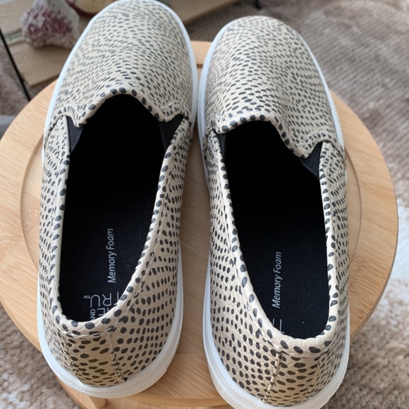 Time and Tru Memory Foam Sneakers - Picture 5 of 10